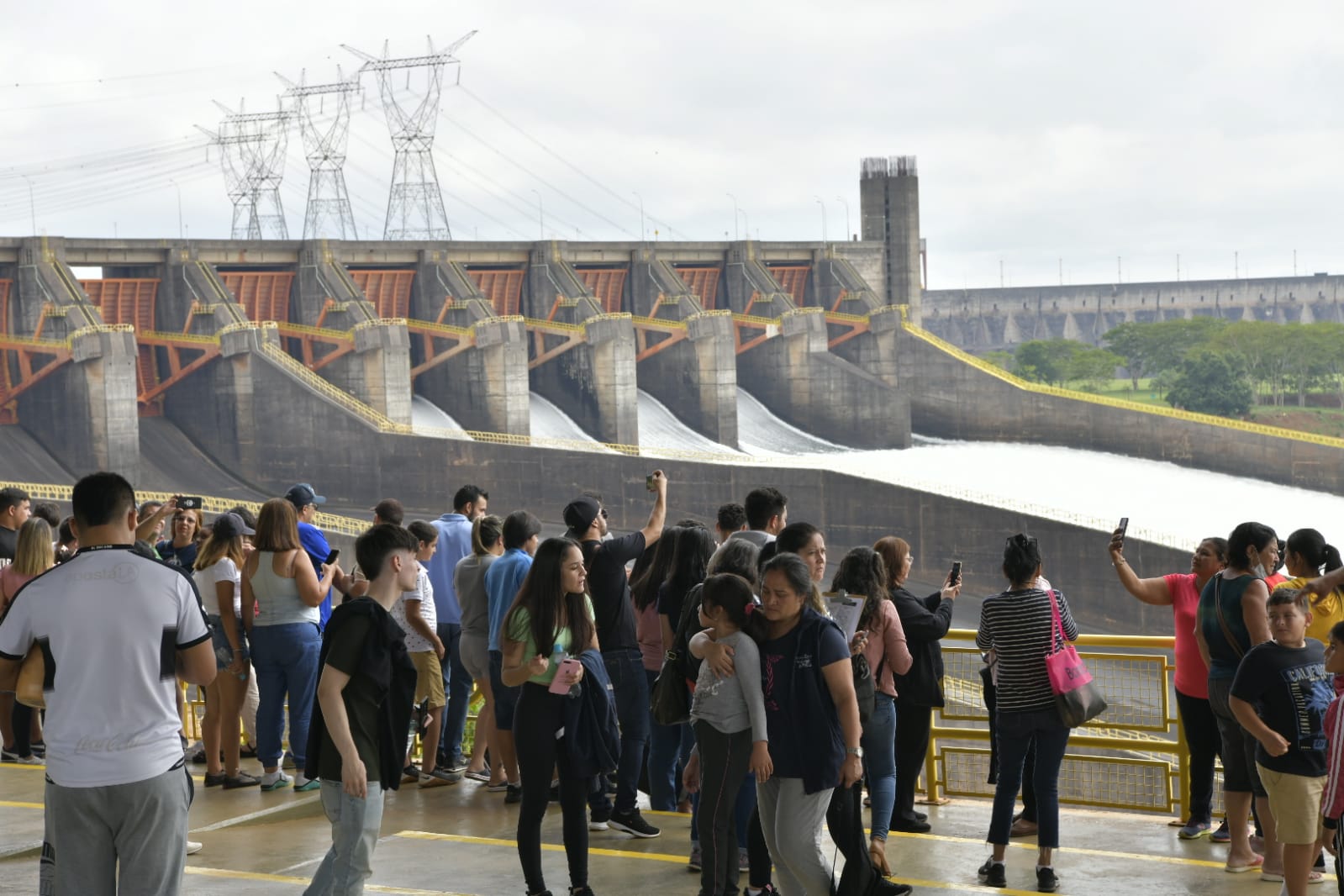 Apertura De Compuertas Del Vertedero De Itaipu Atraj A M S De