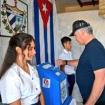 Elecciones en Cuba: Díaz Canel acude a votar en Santa Clara