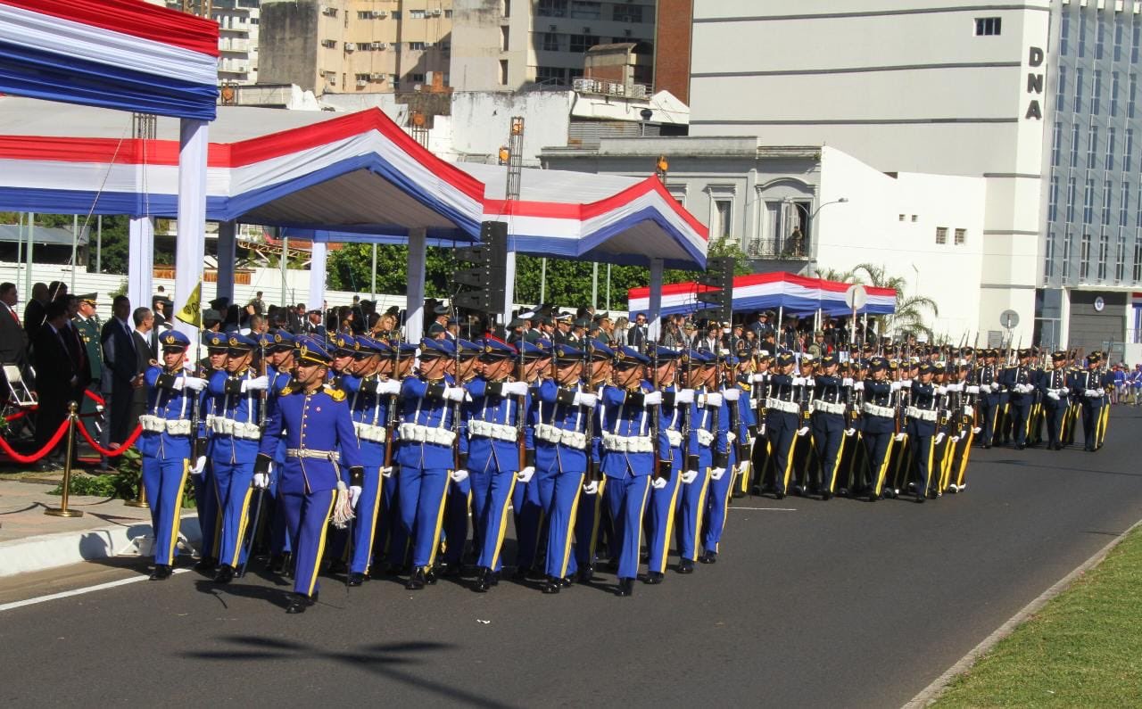 Colorido desfile policial y militar para celebrar el aniversario de la ...