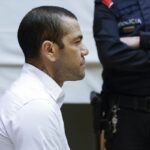 Condenan a Dani Alves a 4 años y 6 meses de cárcel por violar a una joven
