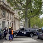 Pánico en París: fuerte operativo por un hombre que entró al consulado iraní con falsos explosivos