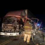 Dos muertos y un herido en UTI en choque de minibús que llevaba 12 chicos