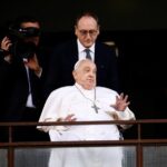 El papa Francisco saludó a los fieles y recibió el alta tras más de un mes hospitalizado: “Gracias a todos”