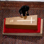 Se abre a visitas la tumba del papa a la espera del cónclave