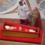El camarlengo presidirá el viernes el rito del cierre del féretro del papa Francisco