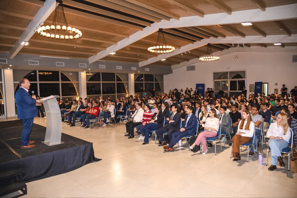 Camilo presenta su propuesta a estudiantes universitarios
